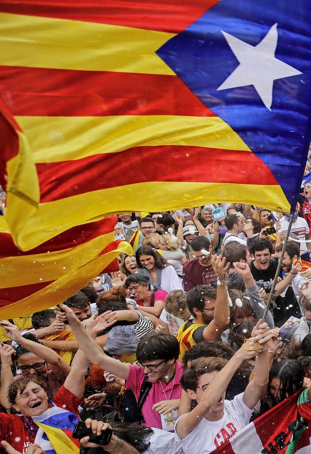 Jubel nach der Unabhngigkeitserklrung in Barcelona.  | Foto: dpa