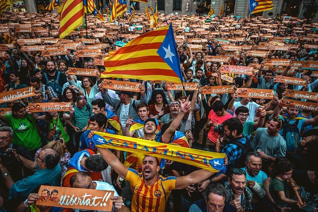Unabhngigkeits-Befrworter feiern am ... die katalanische Regierung abgesetzt.  | Foto: dpa