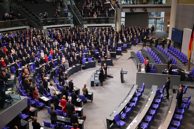 Die Abgeordneten erheben sich whrend ...Sitzung des 19. Deutschen Bundestages.  | Foto: dpa