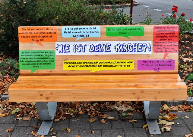 Eine Sitzbank auf dem Breisacher Neuto...lum 500 Jahre Reformation aufmerksam.  | Foto: Kai Kricheldorff