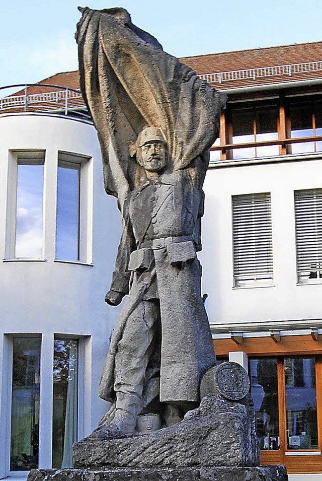 Anders als die Ehrenmale muss das alte...bau des Vogtsburger Rathauses weichen.  | Foto: Herbert Trogus