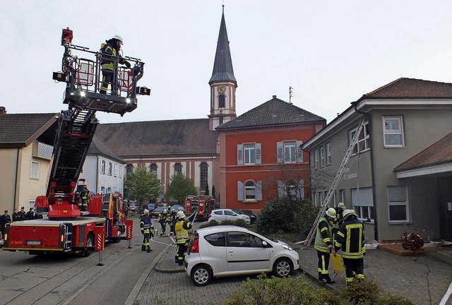 Fr eine Bergung mit der Drehleiter vo...er am Pfarrheim St. Jakobus zu klein.   | Foto: Rudi Rest