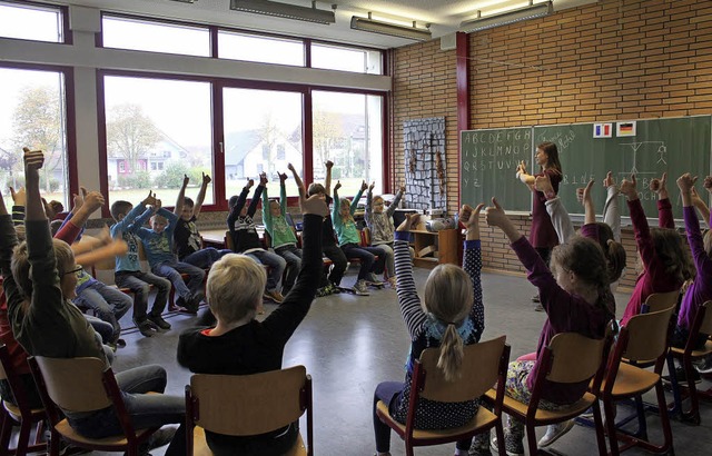 Referentin Perrine Jaeger fordert Schler zum franzsischen Dialog.  | Foto: Adelbert Mutz