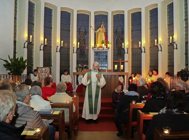 Pfarrer Matthias Ibach beim Gottesdienst in der Kapelle.   | Foto: Sandra Decoux-Kone