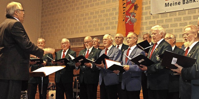 Die Gesangvereine flingen und Wallbach unter Leitung von Martin Setz  | Foto: Michael Gottstein