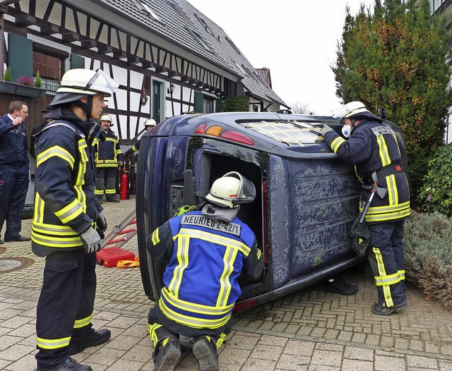 Die Feuerwehr bt die Rettung aus einem umgekippten Auto.   | Foto: D. Fink