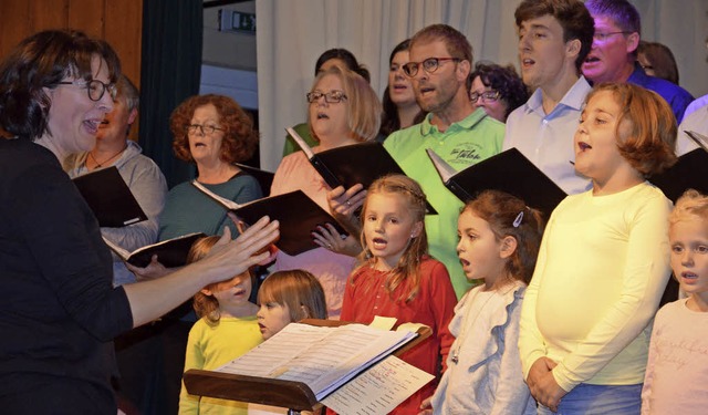Gefeierter Gesangverein nebst Kinderch...pendete das Publikum tosenden Applaus.  | Foto: Marco Schopferer