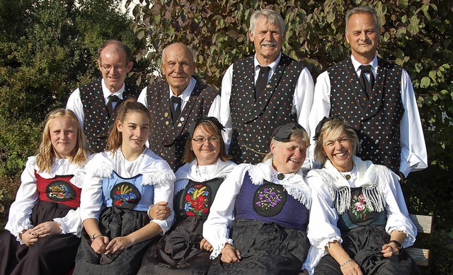 40 Jahre  Heimatabend feiert an diesem...Mller als Vorsitzende (vorne rechts).  | Foto: Herbert Frey