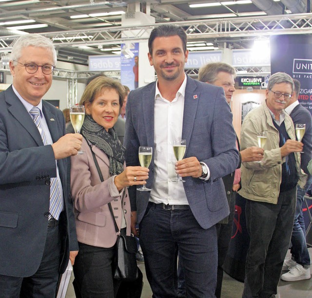 OB Wolfgang Dietz (links), Landrtin M... Hndler an der Basler Herbstmesse an.  | Foto: SIEMANN