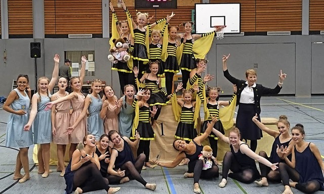 Die jungen Tnzerinnen mit ihrer Trainerin Anna Seel  | Foto: turnverein lahr