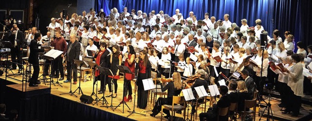 180 Musiker und Snger schufen gemeins...nkt im Jubilumsjahr der Reformation.   | Foto: Silke Hartenstein