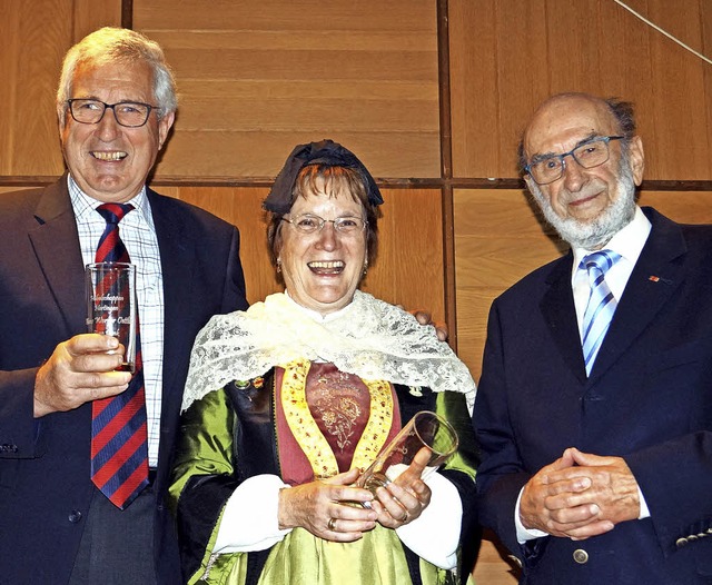 Hans-Werner Oettlin (links) und Christ... von Hebelvogt Karl Mannhardt geehrt.   | Foto: Silke Hartenstein