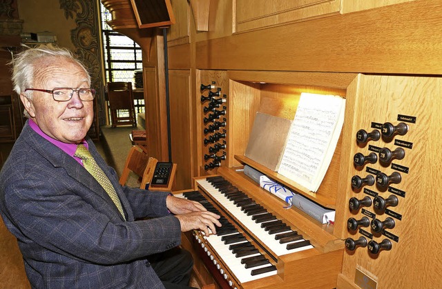 Andreas Schrder an der Orgel der St. Gallus-Kirche   | Foto: Frank Leonhardt