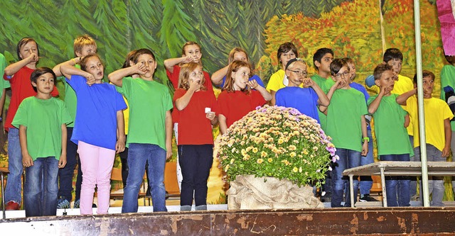 Plopp: Der Langenauer Schulchor beim Lied Lollipop.   | Foto: G. Diehl