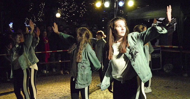 Den Tanzauftritt der Tanzschule Just d...chauten sich viele Nachtschwrmer an.   | Foto: Horatio Gollin