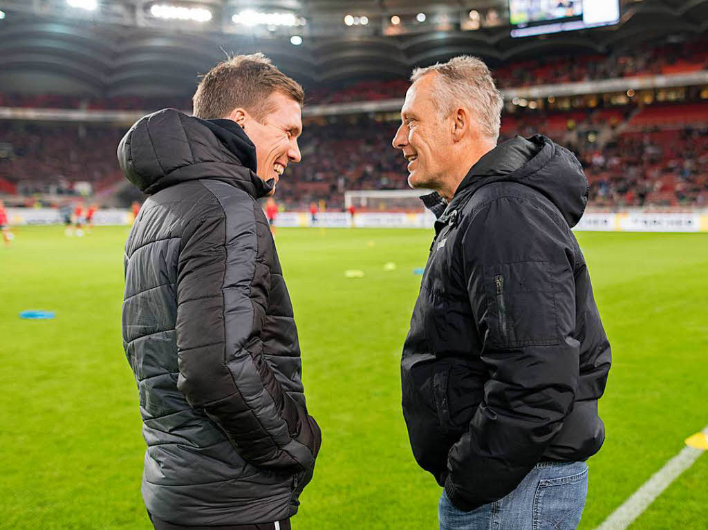 Vor dem Spiel: SC-Trainer Christian Streich unterhlt sich mit seinem Stuttgarter Kollegen Hannes Wolf.