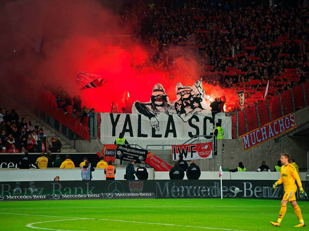 Die Freiburger Fans zndeln vor dem Anpfiff im Gsteblock.