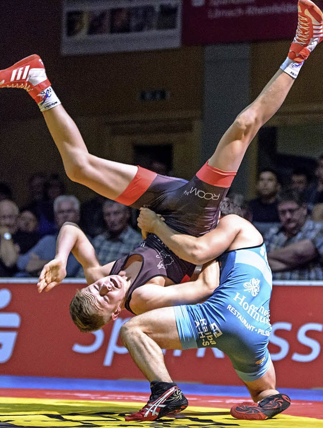 Freiflug durch die Wiesentalhalle: Die...hota Glonti war allerdings eingeplant.  | Foto: Gerd Grndl