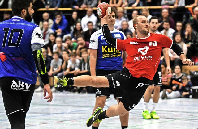 Jannis Konrad hebt ab fr die HSG Frei... mit dem Lokalrivalen Handball-Union.   | Foto: Patrick Seeger