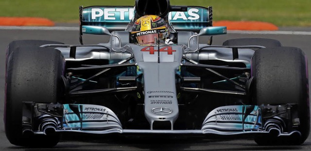 Im Silberpfeil eine Wucht: Lewis Hamil... Mexiko zum neuen Formel1-Weltmeister.  | Foto: dpa