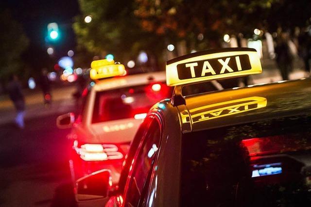 Taxifahrer geschlagen und beleidigt