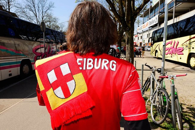 Anhnger des SC Freiburg sind in Stuttgart von Vermummten angegriffen worden.  | Foto: Ingo Schneider