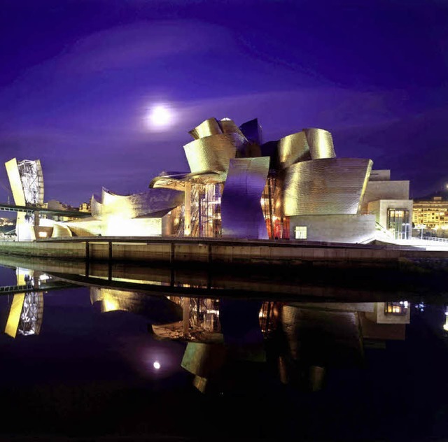 Das Guggenheimmuseum in Bilbao begeistert nachts beleuchtet besonders.  | Foto:  FMGB, Guggenheim Bilbao Museoa.