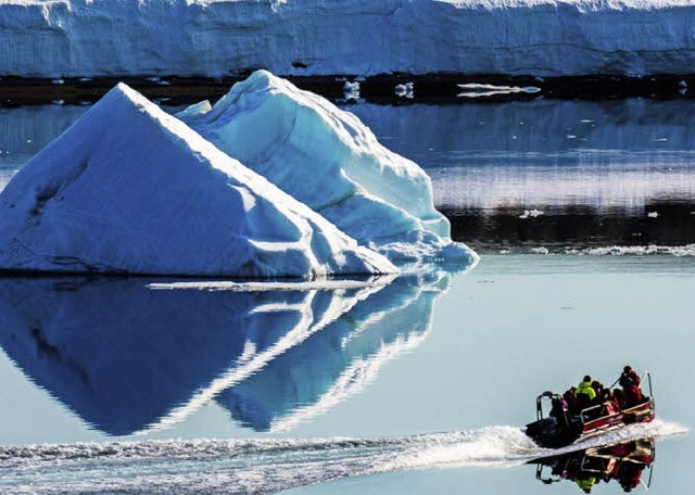 Kalbende Eisberge gehren zu den Naturspektakeln auf der Reise um Spitzbergen.  | Foto: MS Fram