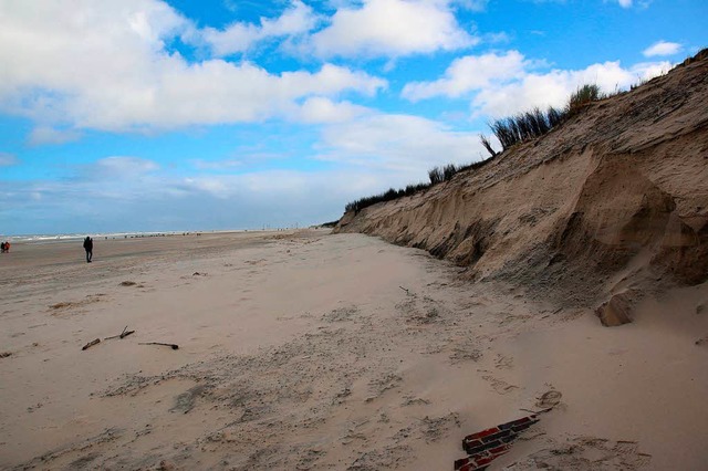 Dort, wo vor wenigen Tagen auf Wangero...inlud, ist eine Steilkste entstanden.  | Foto: dpa