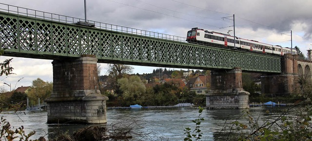 Ein Zug aus der Schweiz rollt ber die...it Koblenz in der Schweiz verbindet.    | Foto: Dose