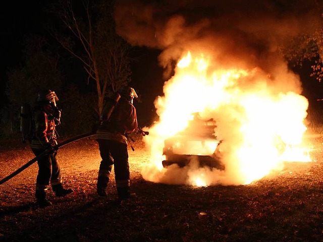 Als die Feuerwehr eintraf, stand das Auto bereits komplett in Flammen.  | Foto: Feuerwehr