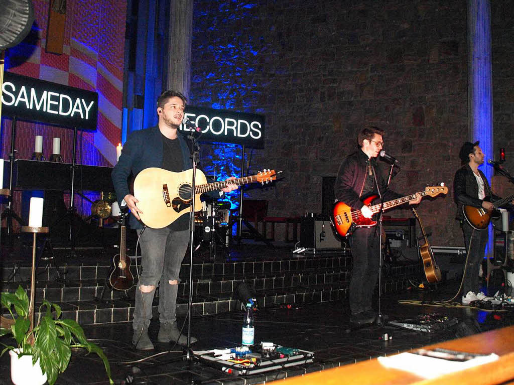 Impressionen von der Nacht der offenen Kirchen mit einem hei umjubelten Konzert der Band Sameday Records