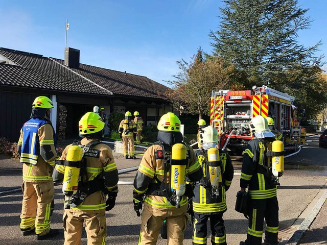 Ein Trupp mit Atemschutz vor dem betroffenen Anwesen  | Foto: Feuerwehr Heitersheim