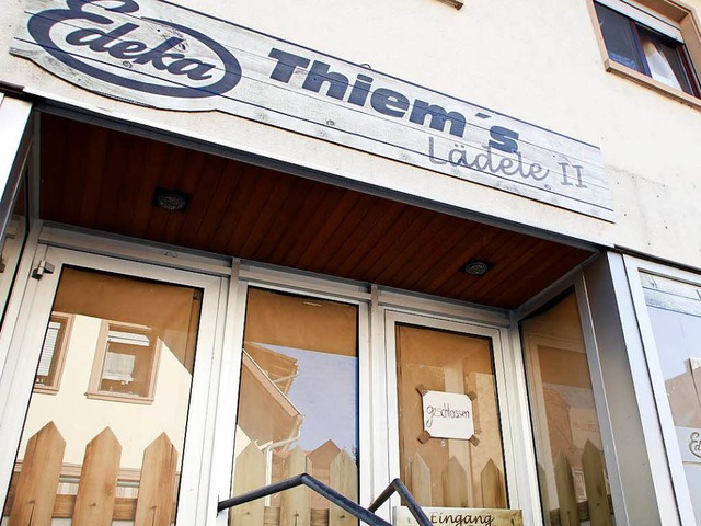 Die Schaufenster von Thiems Ldle sind zugehangen.  | Foto: Heidi Foessel