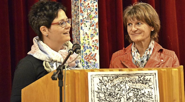 Gratulantinnen: Daniela Burgath (links...arrgemeinderats der Seelsorgeeinheit.   | Foto: Karin Maier