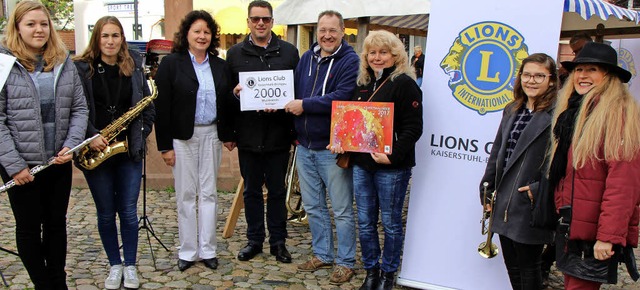 Auf dem Marktplatz wurde die Spende berreicht.   | Foto: Helmut Hassler