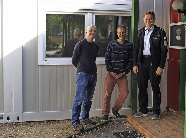 Bernd Jahn, Wolfgang Strachowsky und M...ld vor dem neuen Anbau am Strandcaf.   | Foto: D. Philipp