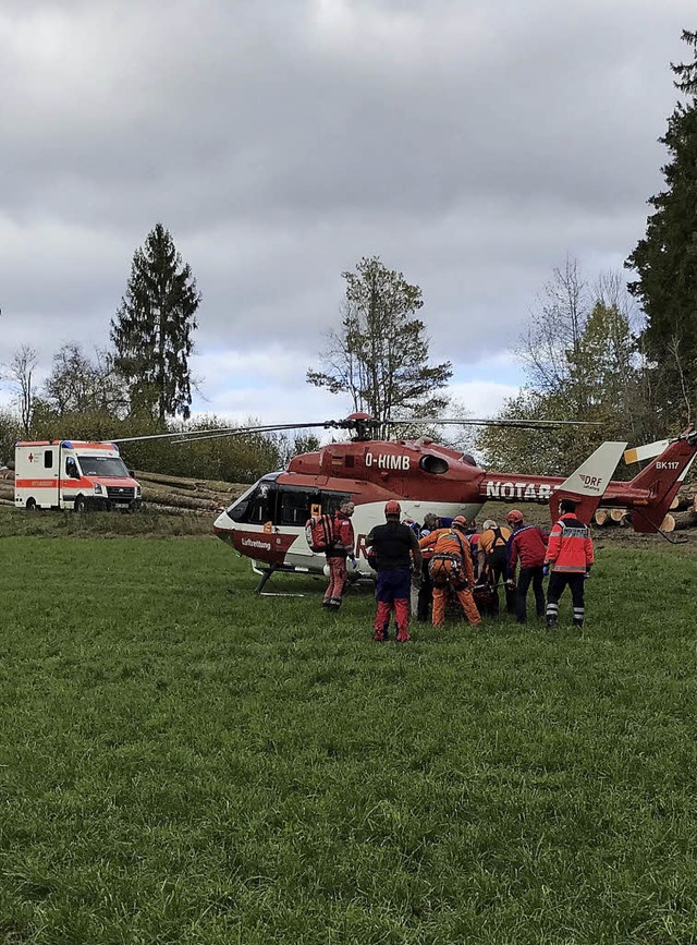 Ein Rettungshelikopter flog den Verletzten ins Spital.  | Foto: Bergwacht