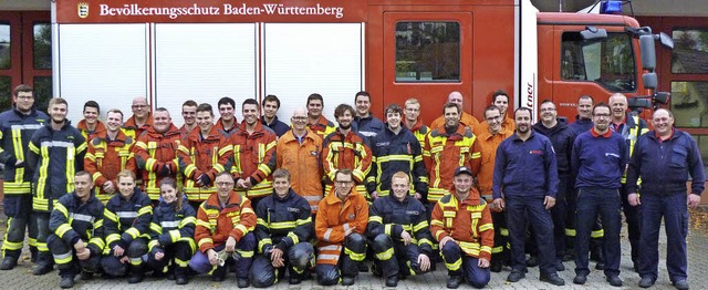 Diese 29 Feuerwehrangehrigen in Einsa...der (rechts) nahmen die Prfungen ab.   | Foto: Feuerwehr Titisee-Neustadt
