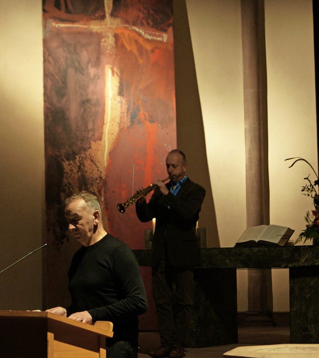 Norbert Groklaus liest  in der Stadtk...leitet von Peter Erdrich am Saxophon.   | Foto: Carola Bruhier