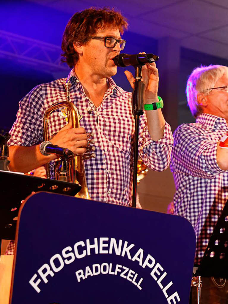 Tobias Franz ist musikalischer Leiter, Moderator, Einpeitscher und Stimmungskanone der Radolfzeller Froschenkapelle, die beim Weinfest der Stadtmusik mit ihrem Debut in Bonndorf Begeisterung auslste.