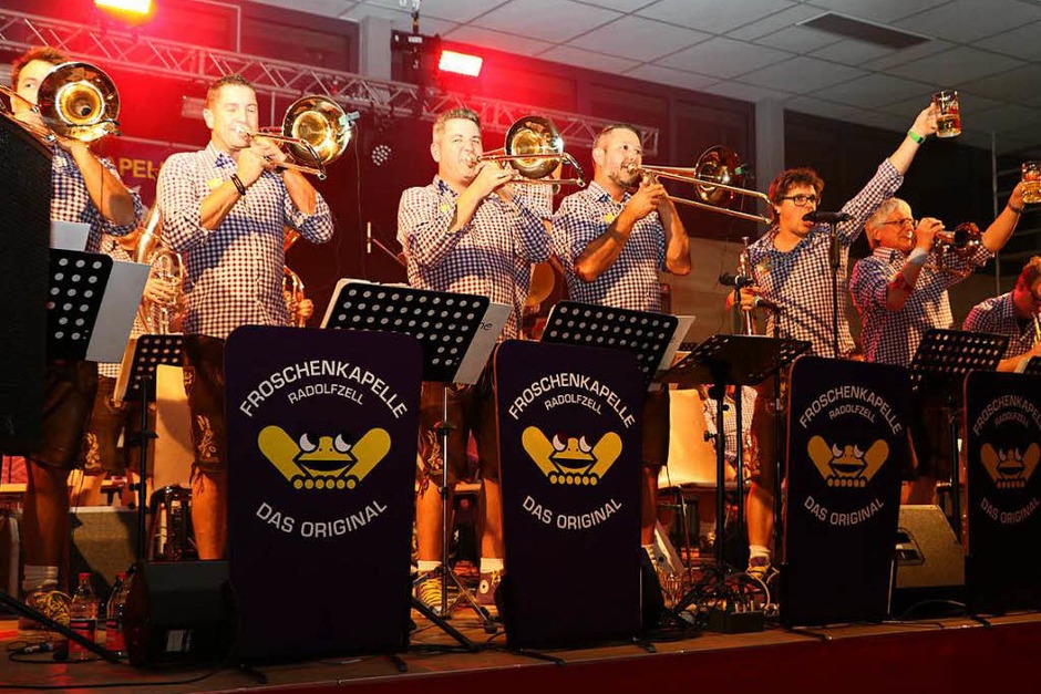 Ob WEIN-Fest oder was auch immer - die Musiker der Radolfzeller Froschenkapelle halten es mehr mit alt bewährtem Gersten- statt Rebensaft. (Foto: Martha Weishaar) Ob WEIN-Fest oder was auch immer - die Musiker der Radolfzeller Froschenkapelle halten es mehr mit alt bewährtem Gersten- statt Rebensaft. (Foto: Martha Weishaar)