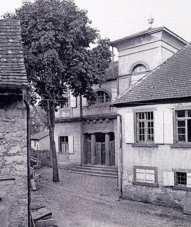 So sah die Synagoge, hinter den Huser... Das Foto hngt im Museum Alte Schule.  | Foto: privat