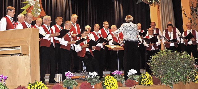 Der MGV &#8222;Edelwei&#8220; Buchenb... Herbstkonzert in der Sommerberghalle   | Foto: Hartwig Kluge