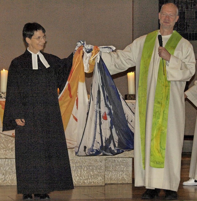 Beim kumenischen Gottesdienst anlssl...n Fahnen ihrer beider Kirchengemeinden  | Foto: Karin Stckl-Steinebrunner