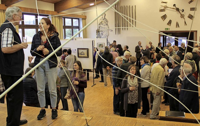 Blick durch die Fiberglasskulptur von Gerd Zeides in den Ausstellungsraum.   | Foto: Erich Krieger