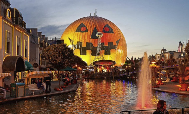 Mit einem Riesen Krbis gestaltet der Europa-Park seine Halloween-Dekoration.   | Foto: Olaf Michel