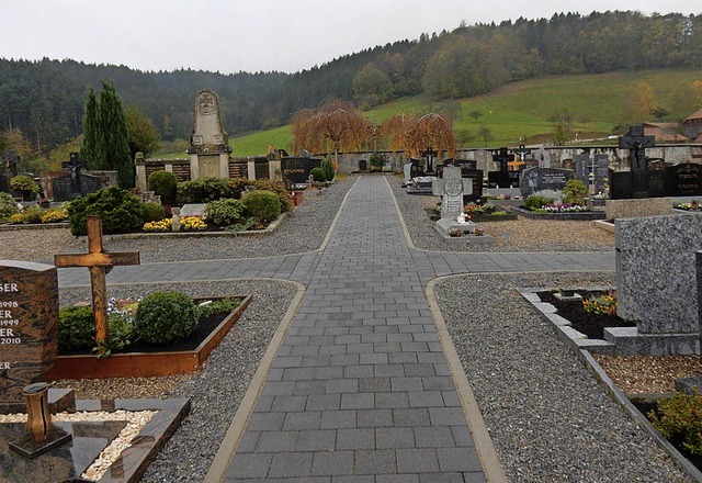 Neugestaltung des Friedhofs  Oberbiede...r neue Brunnen und die Anpflanzungen.   | Foto: Kurt Meier