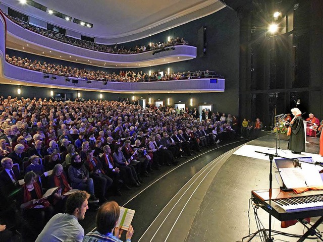 Im Groen Saal des Theaters war kein P...frei, manche Besucher mussten stehen.   | Foto: Michael Bamberger