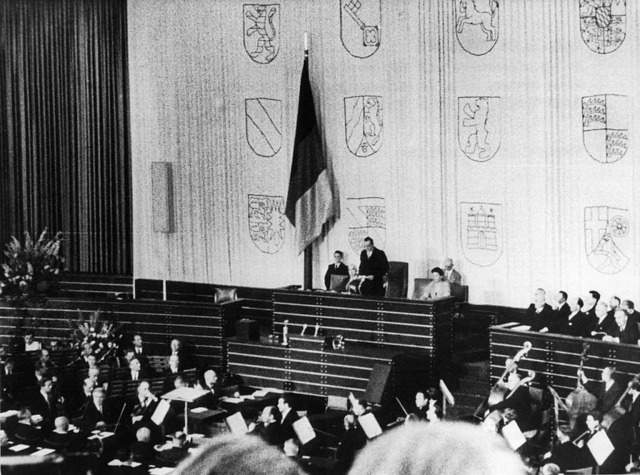 Dieses Archivfoto vom 07.09.1949 zeigt...ersten Deutschen Bundestages erffnet.  | Foto: dpa